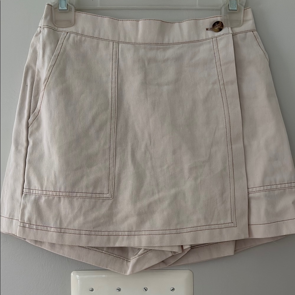 Good Luck Gem Cream Skorts Versatile and Chic